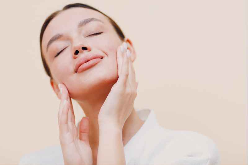 Acide hyaluronique rides sillons visage · Dr Marianne Cayatte · Montpellier