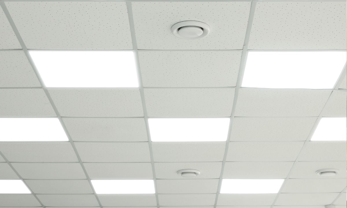 Espace de travail sous lumière artificielle, mode de vie en intérieur
