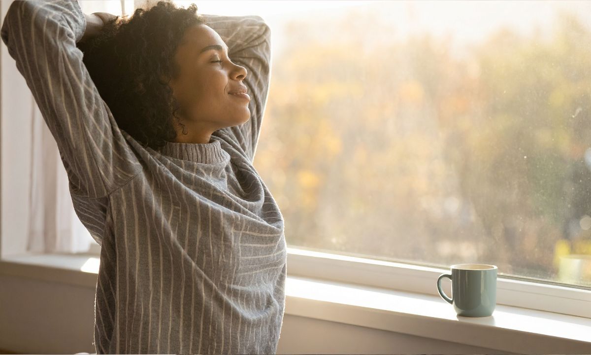 Femme profitant de la lumière naturelle du matin, bien-être et santé